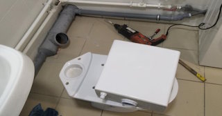 Установка напольного унитаза в Кунгуре: монтаж под ключ от СантехДомКнг от 5216 рублей.